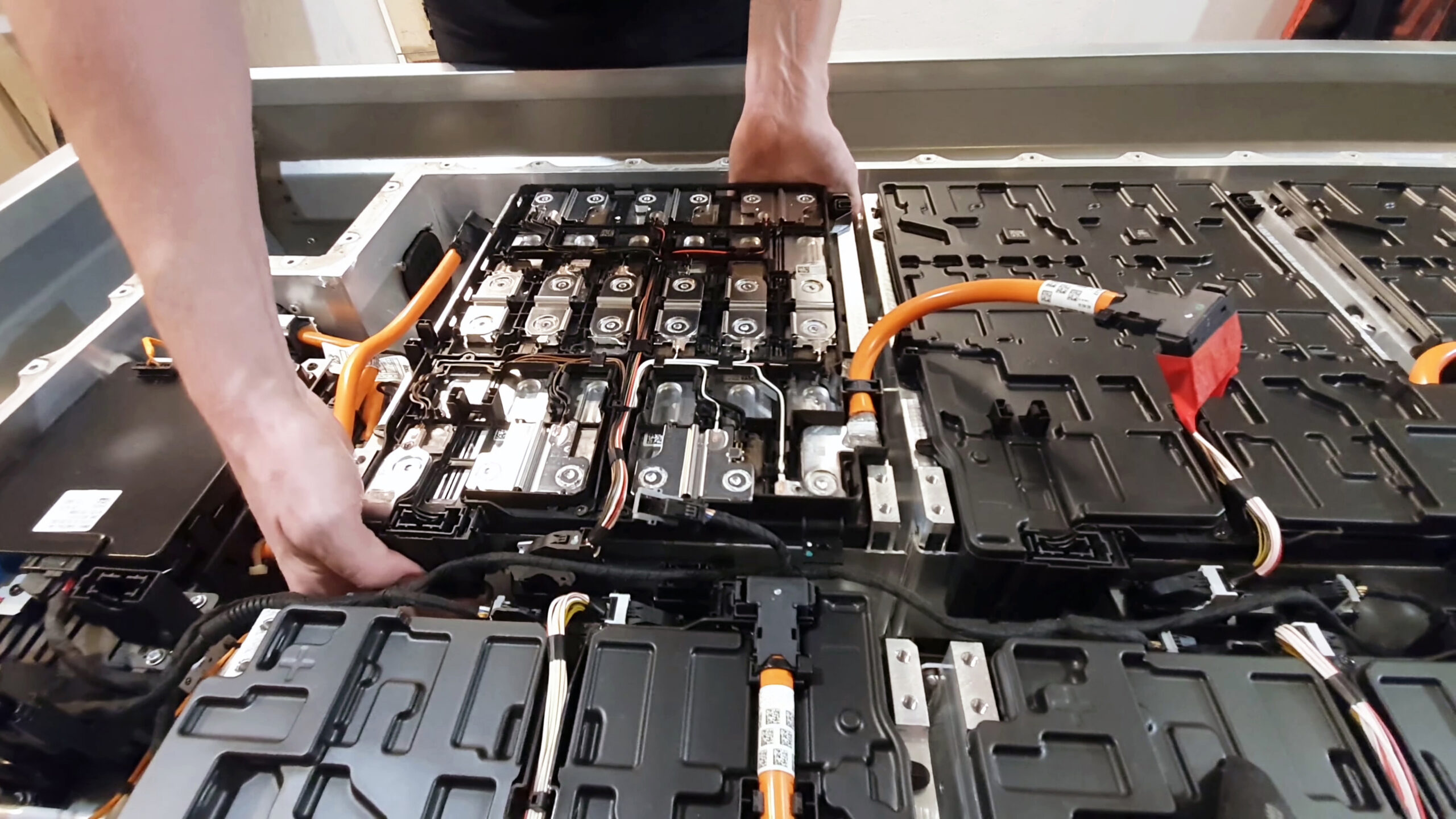 VRLA and Ni-Cd Battery Bank Maintenance Qatar